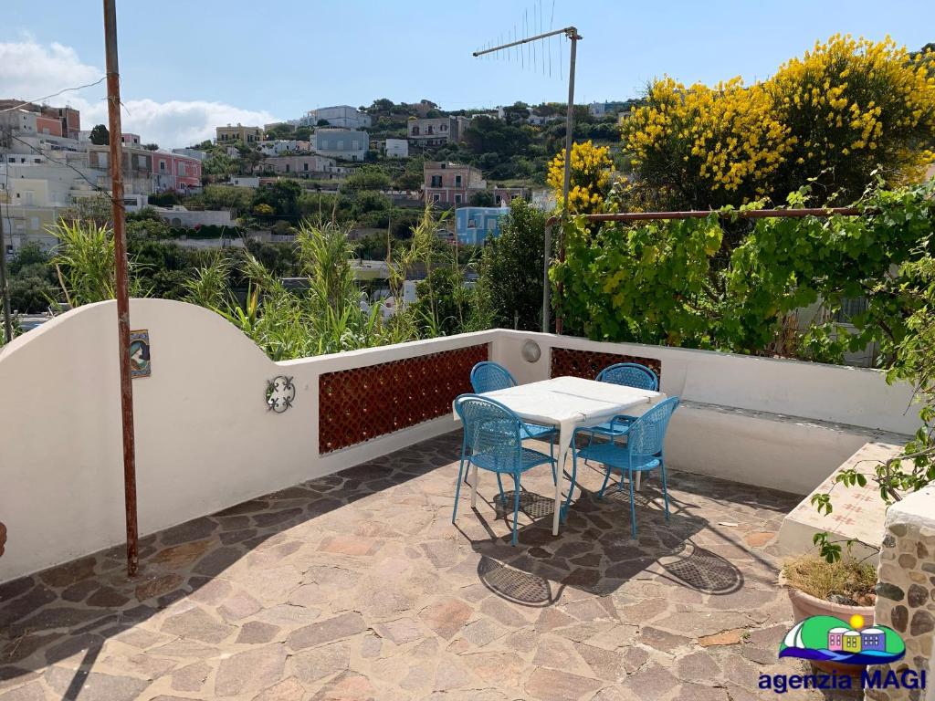 une table et deux chaises assises sur un balcon dans l'établissement Magi - Appartamento Mimosa, à Ponza