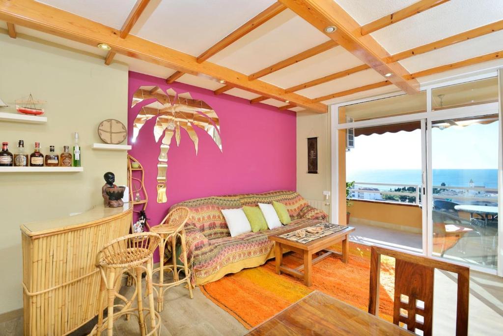 uma sala de estar com um sofá e uma mesa em APARTAMENTO MARINERO, Vistas impresionantes. em Sitges