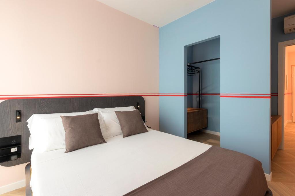A bed or beds in a room at Metropolitan Suites