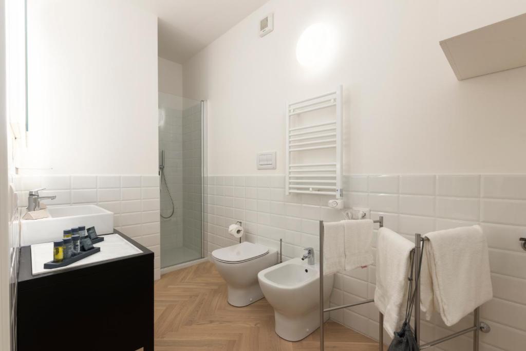 A bathroom at Metropolitan Suites