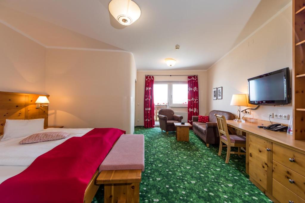 Postel nebo postele na pokoji v ubytování Heidi-Hotel Falkertsee - Kinderhotel