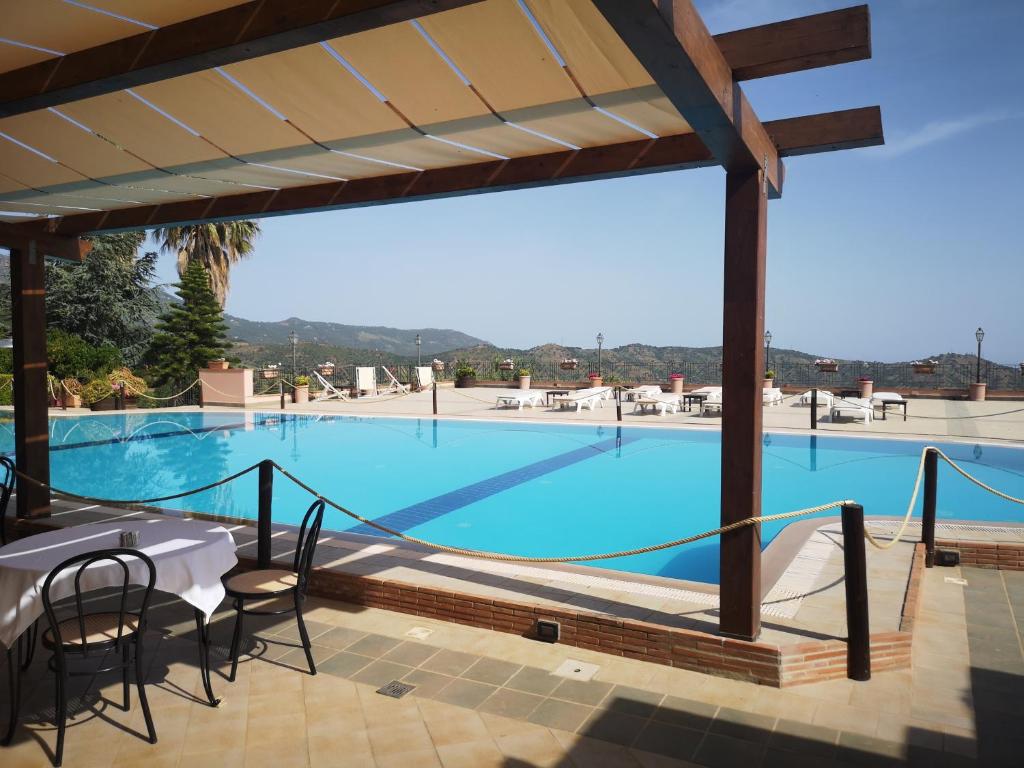 Bazén v ubytovaní Relais Abbazia Santa Anastasia Resort & Winery alebo v jeho blízkosti