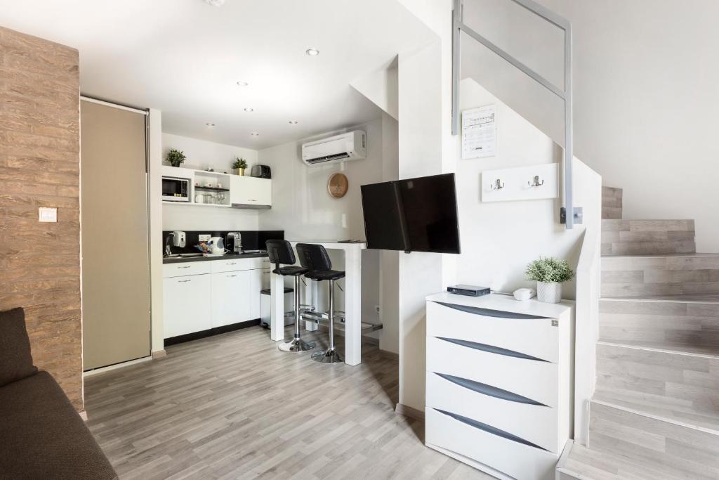 Kuchyň nebo kuchyňský kout v ubytování Hotel Mika Downtown