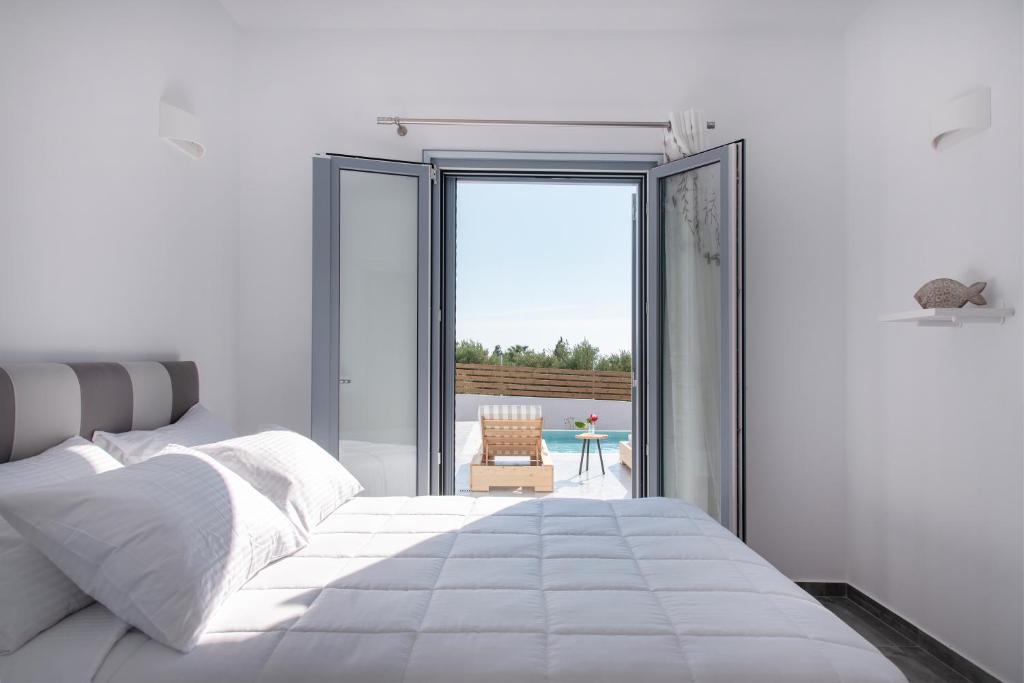 Posteľ alebo postele v izbe v ubytovaní PAROS ELITAS VILLAS