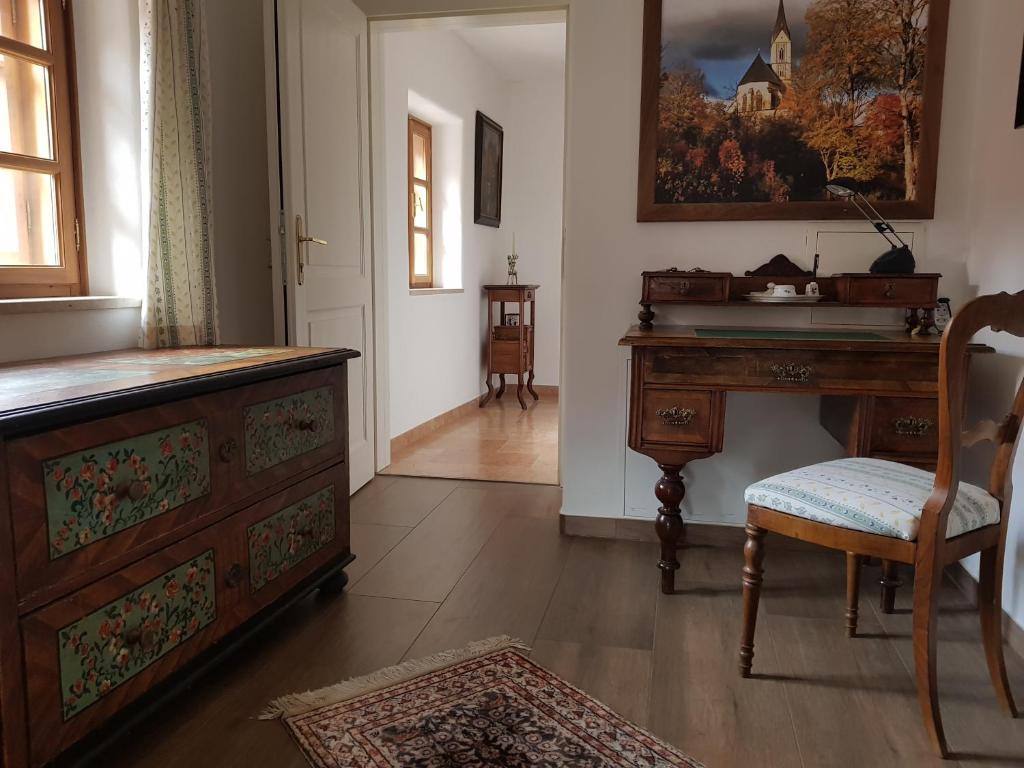 a room with a dresser and a desk and a chair at Ferienappartement am Leisnitzbach in Tamsweg