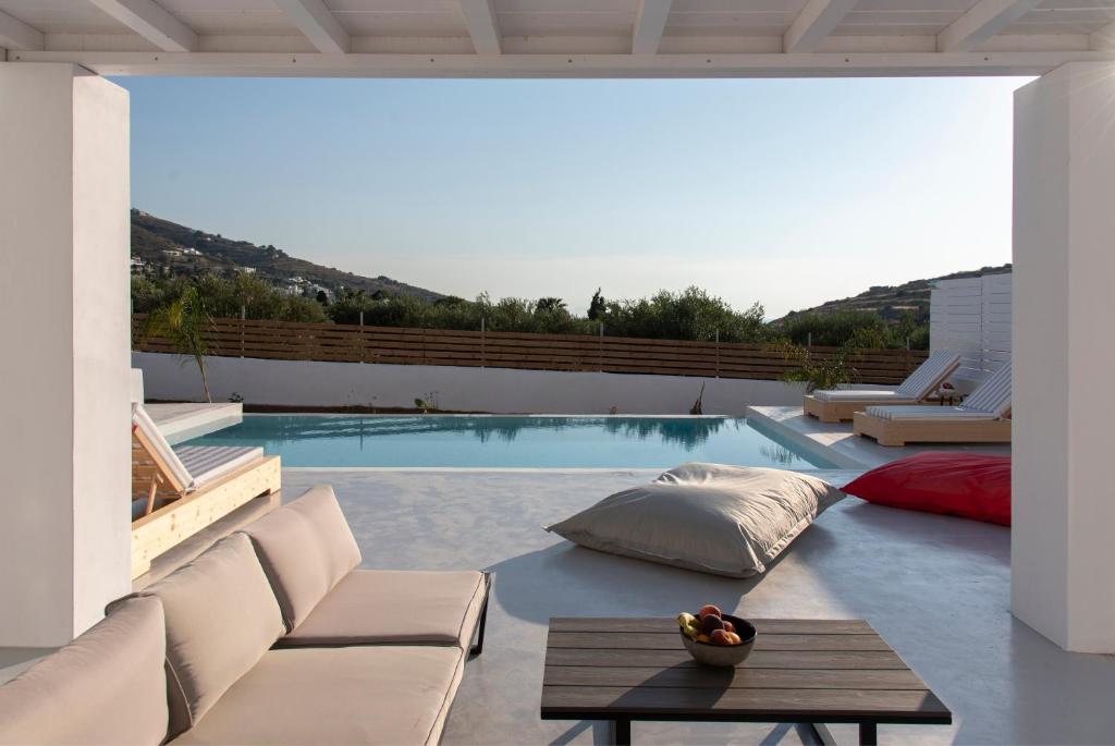 Bazén v ubytovaní PAROS ELITAS VILLAS alebo v jeho blízkosti