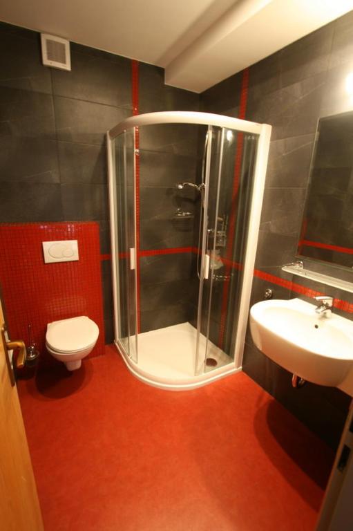 Bilik mandi di Hotel Krystal