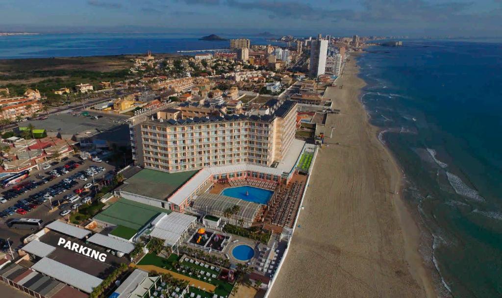 una vista aérea de un hotel en la playa en Hotel & Spa Entremares, en La Manga del Mar Menor