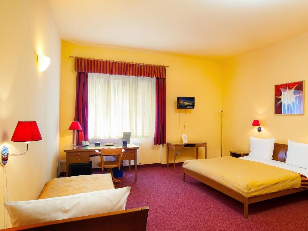 Łóżko lub łóżka w pokoju w obiekcie Cloister Inn Hotel