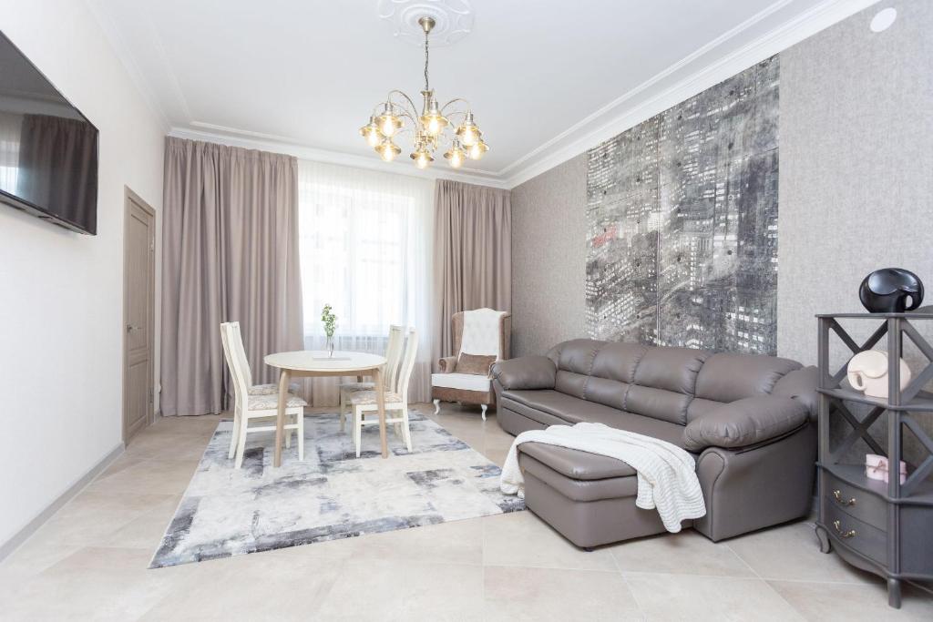 sala de estar con sofá y mesa en NEW Spa Centrе Apartments Kirova en Minsk