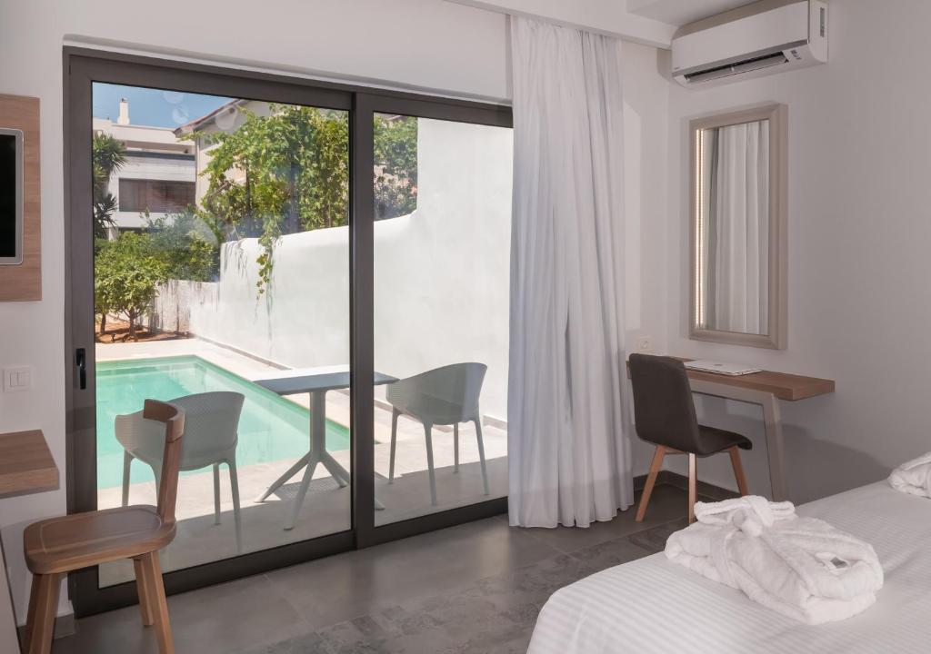 Bazén v ubytování Epavli Boutique Hotel nebo v jeho okolí