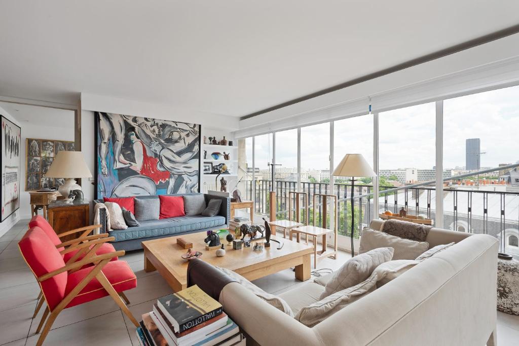 un salon avec deux canapés et une table dans l'établissement Veeve - Grenelle Aspect, à Paris