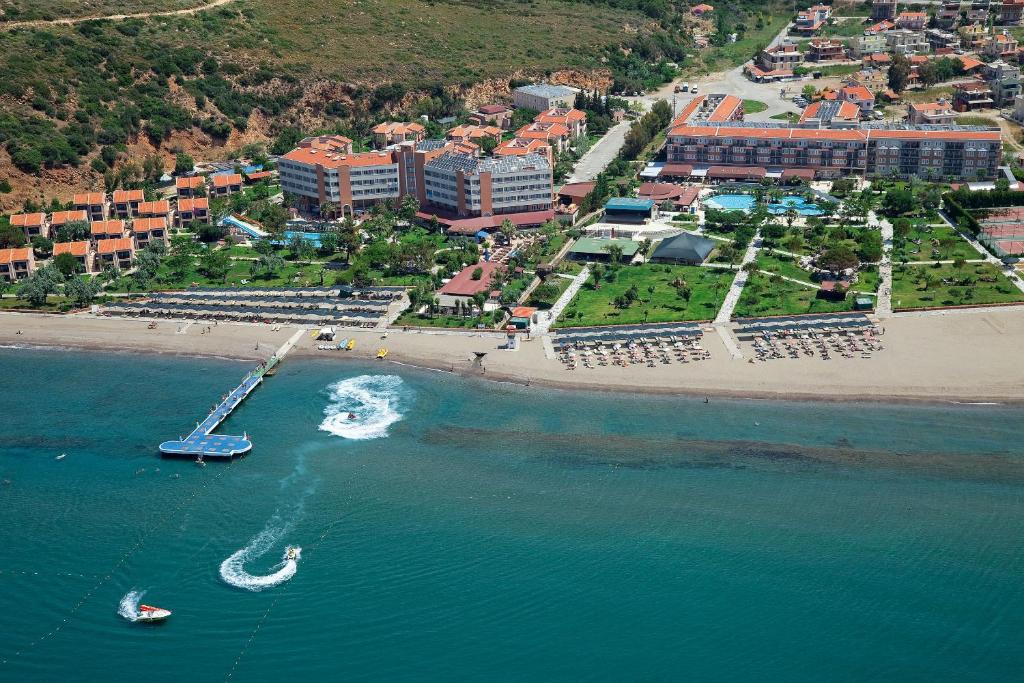 una vista aérea de una playa con un barco en el agua en Club Yali Hotels & Resort, en Gumuldur