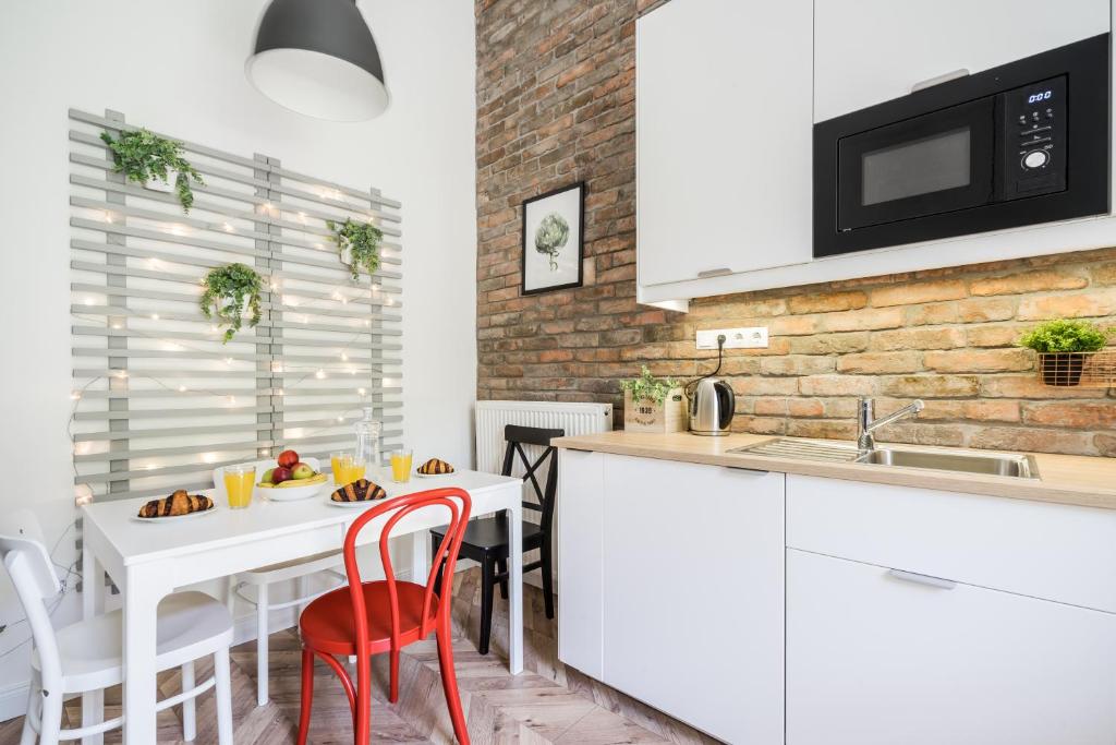 Kuchyňa alebo kuchynka v ubytovaní BpR King Street Vintage Design Home with A/C