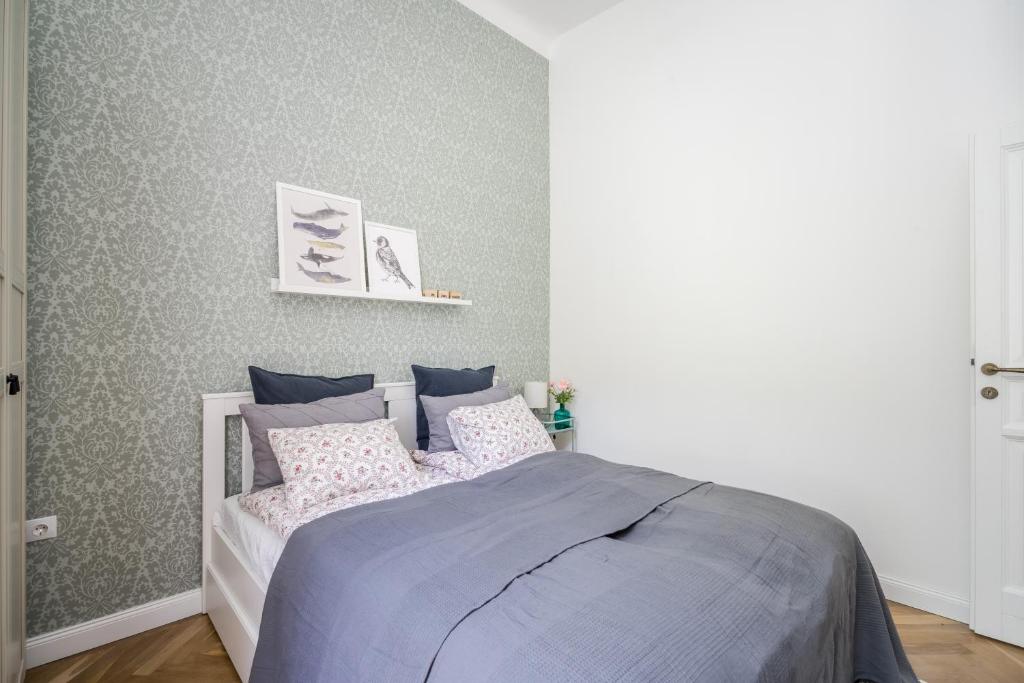 Posteľ alebo postele v izbe v ubytovaní BpR King Street Vintage Design Home with A/C
