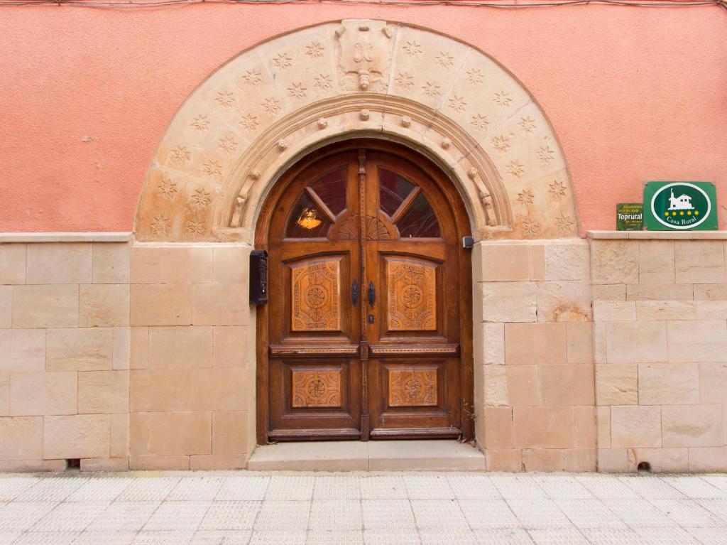 una grande porta di legno sul lato di un edificio di Casa de la Condesa Nº registro CR-LR-174 a El Redal