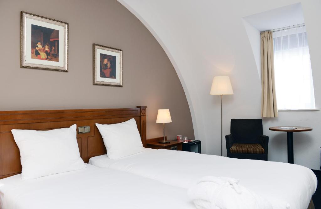 Tempat tidur dalam kamar di Amrâth Grand Hotel Frans Hals