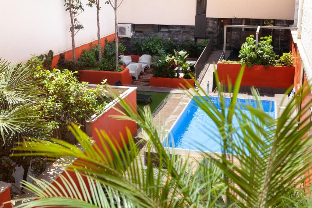 Bazén v ubytovaní Enjoybcn Patio de Gala alebo v jeho blízkosti
