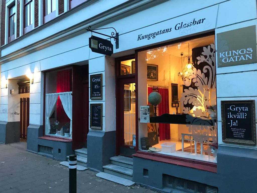 un front de magasin avec un panneau indiquant l'hyannisclassicisme et les rois cl dans l'établissement Kungsgatans Gryta & Hotell, à Malmö