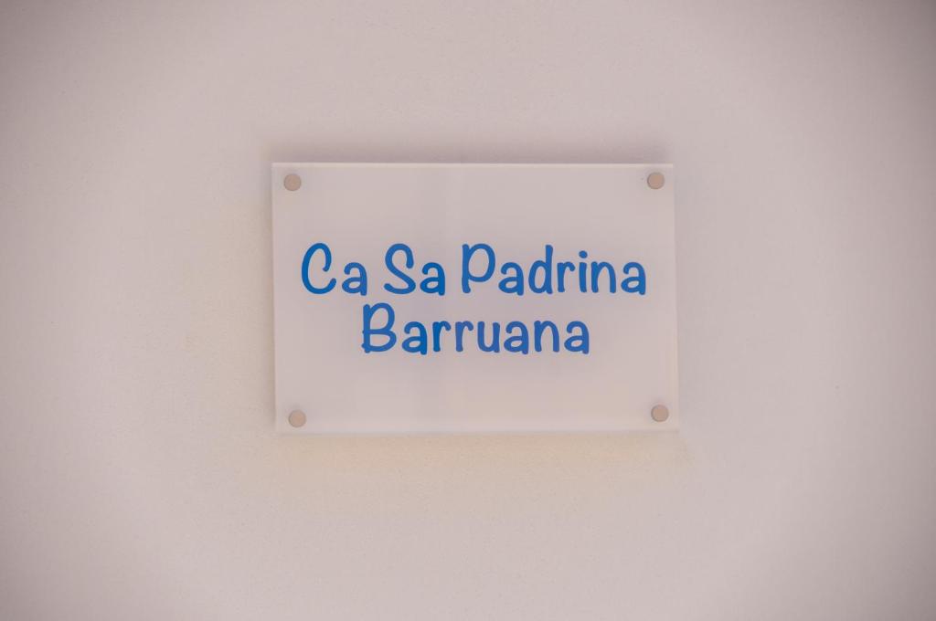 a sign on a wall with the words la sa palapa barapa at Ca sa Padrina Barruana in Cala Ratjada