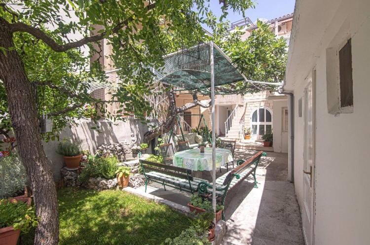 a bench in the yard of a house at Apartmani Marko in Makarska