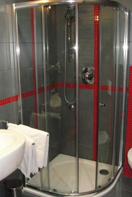 Bilik mandi di Hotel Krystal