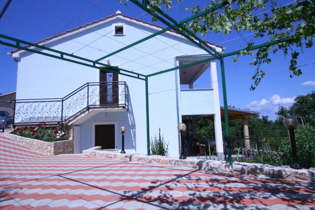 Casa blanca con balcón y patio en Villa Roze, en Čižići