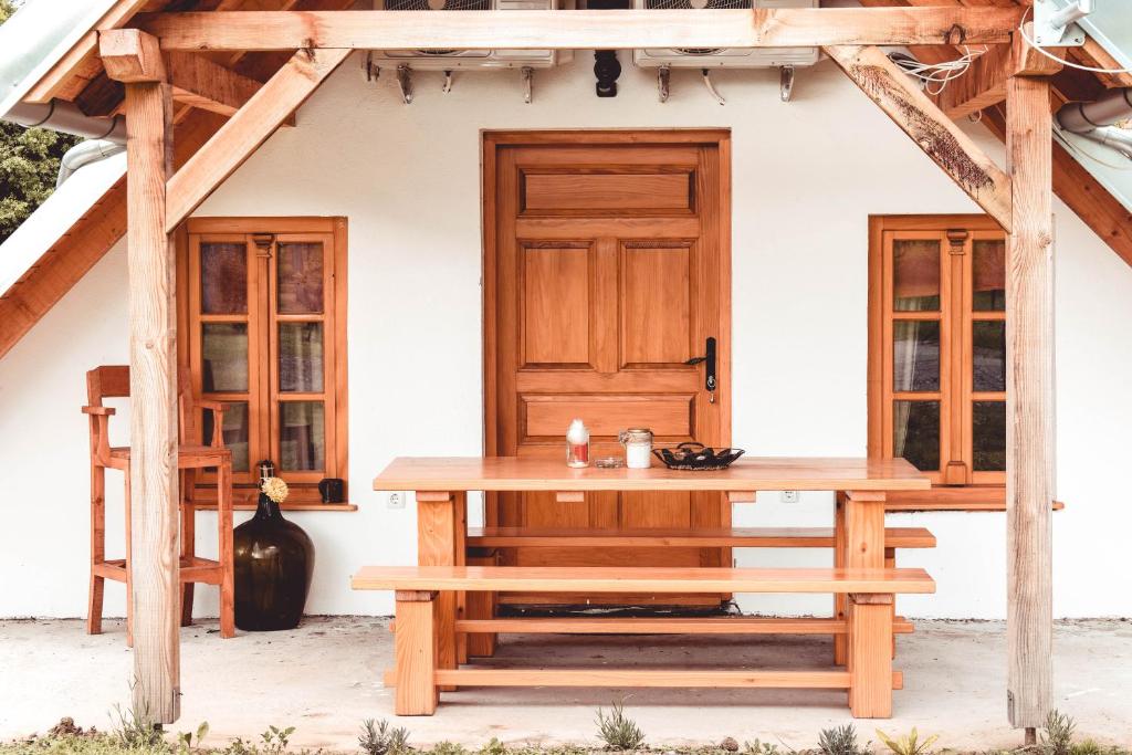 une table et des bancs devant une maison dans l'établissement Sobe/Moduli na OPG-u Zajec, à Zmajevac
