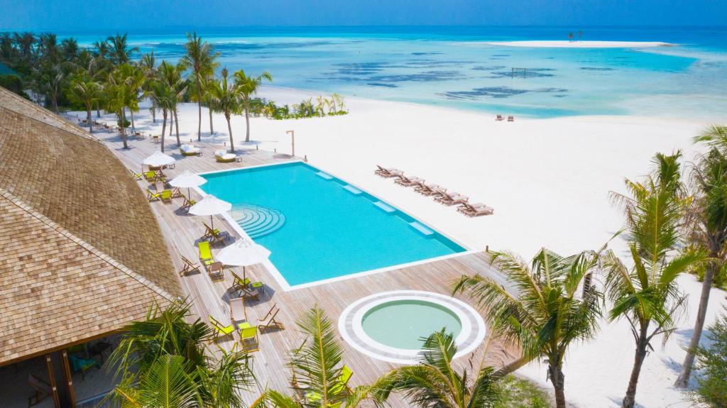 - une vue aérienne sur la plage et la piscine du complexe dans l'établissement Innahura Maldives Resort, à Lhaviyani Atoll