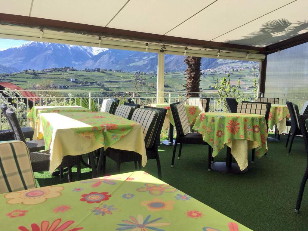 Nespecifikovaný výhled na hory nebo výhled na hory při pohledu z hotelu