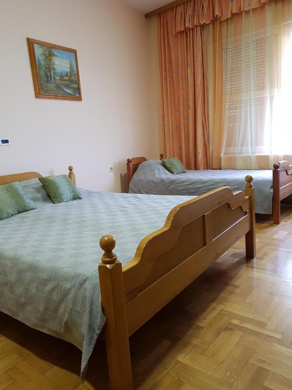 sypialnia z dwoma łóżkami i oknem w obiekcie Prenociste Klas w mieście Pleternica