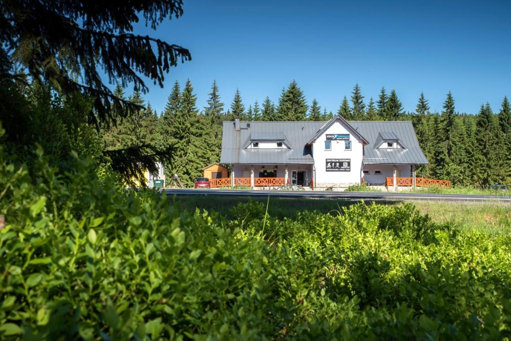 uma casa na berma da estrada em Stacja Jakuszyce em Szklarska Poręba