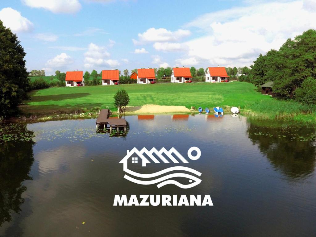 um logótipo sobre a água de um lago com casas em Mazuriana - domy wypoczynkowe nad jeziorem em Skomack Wielki