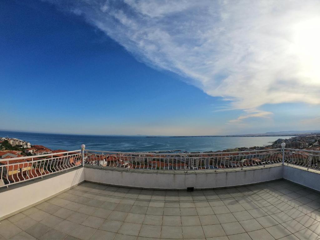 Elle comprend un balcon offrant une vue sur l'océan. dans l'établissement Apartment in St. Vlas with terrace, à Sveti Vlas