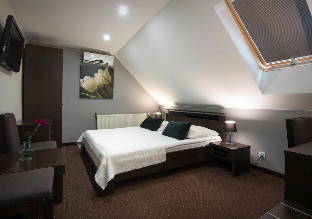 Posteľ alebo postele v izbe v ubytovaní Hotel Capitol