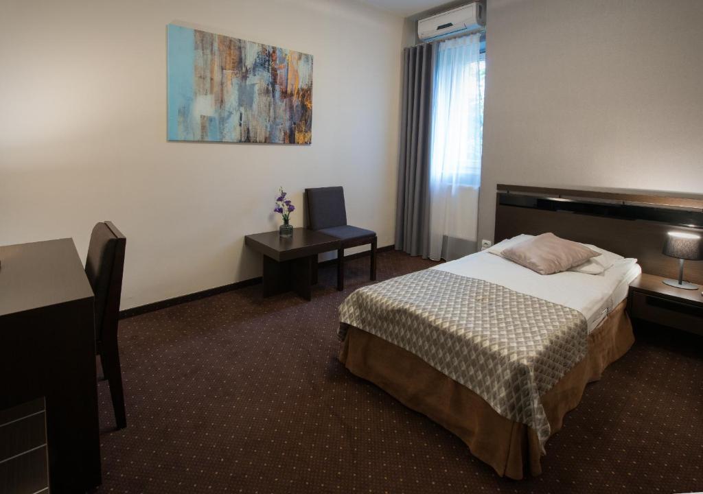 Posteľ alebo postele v izbe v ubytovaní Hotel Capitol