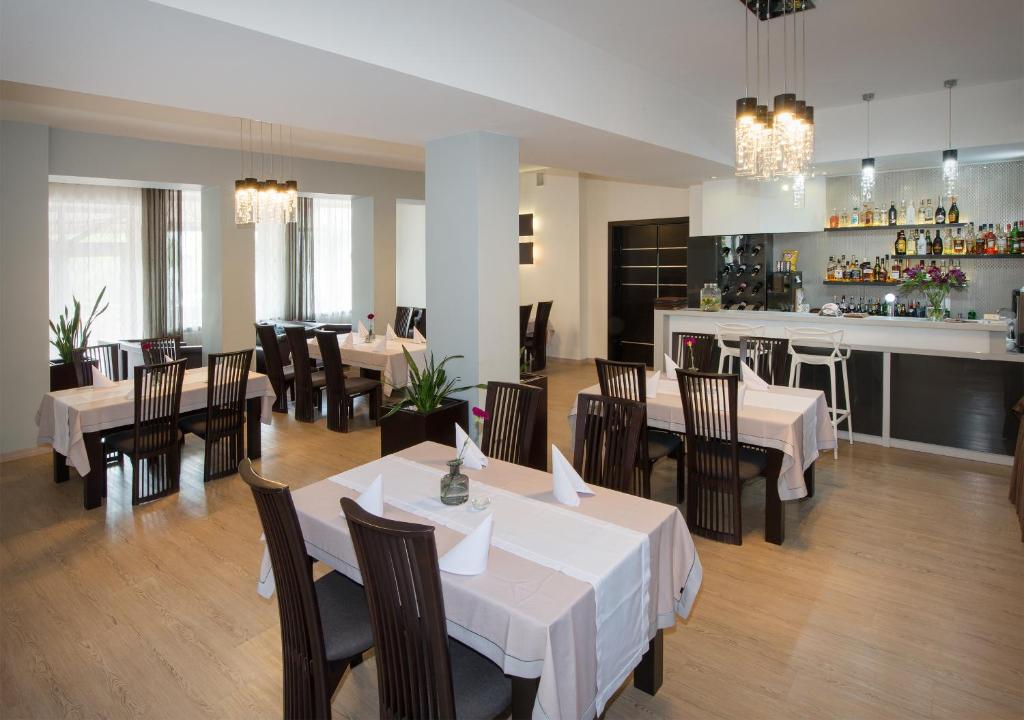 Reštaurácia alebo iné gastronomické zariadenie v ubytovaní Hotel Capitol