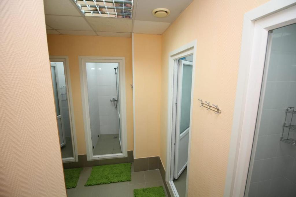 Ванная комната в Dachny Hostel на метро "Заельцовская"