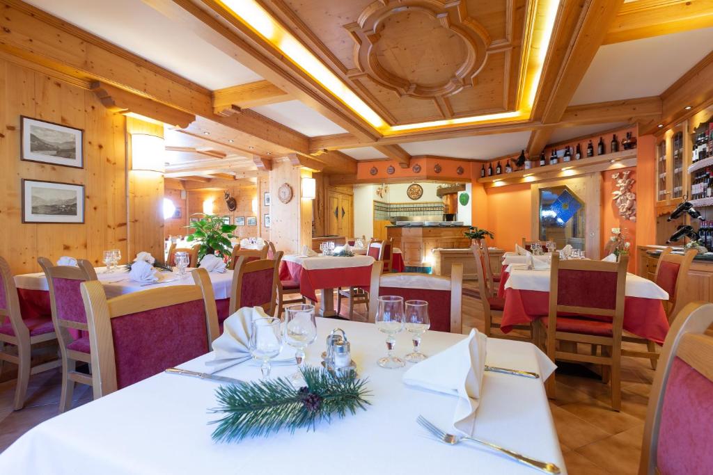 Restaurace v ubytování Hotel I Rododendri