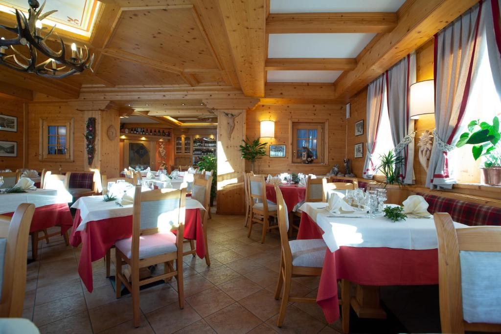 Restaurace v ubytování Hotel I Rododendri