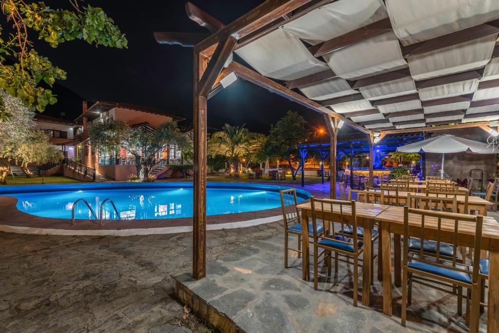 Bazén v ubytování Natasa Hotel nebo v jeho okolí