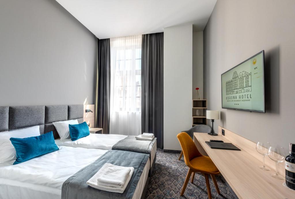 Postel nebo postele na pokoji v ubytování Korona Gold - Korona Hotel Wrocław