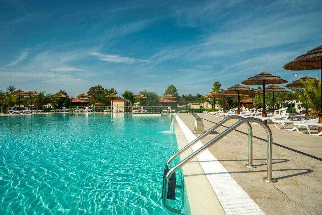 una piscina con una escalera que conduce a un complejo en Il Veliero, en Follonica