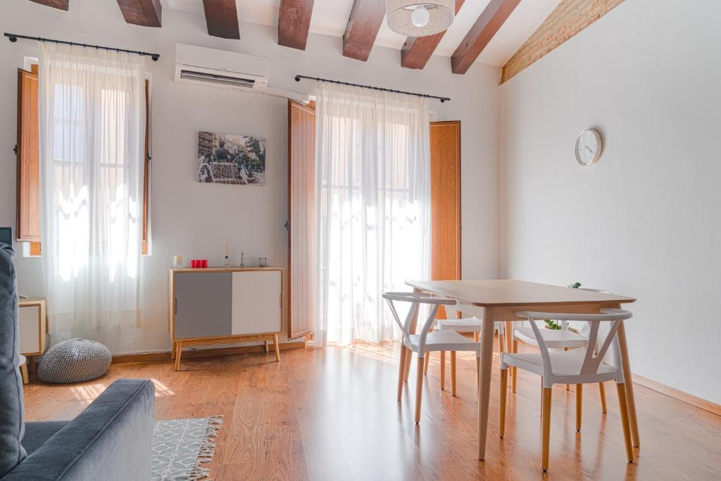 バレンシアにあるBaja Flatのリビングルーム(木製テーブル、椅子付)