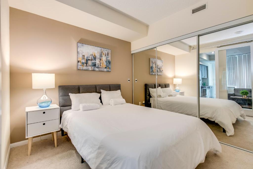 En eller flere senger på et rom på Stunning Condo Suite by Waterfront