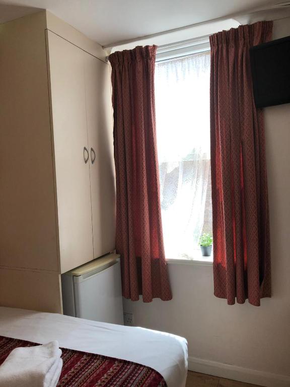 Barking Hotel - 