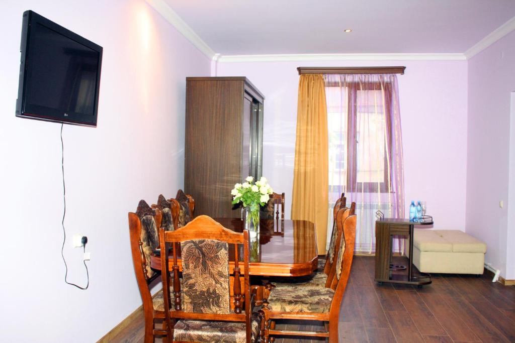 TV a/nebo společenská místnost v ubytování Christy Hotel