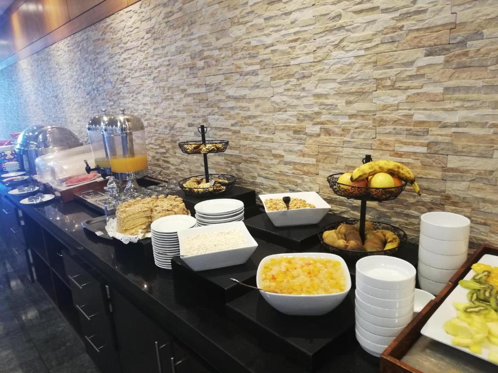 a buffet with bowls of food on a table at Hotel Diego De Almagro Costanera - Antofagasta in Antofagasta