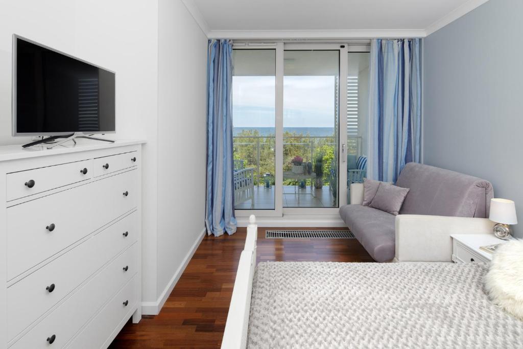 Televízia a/alebo spoločenská miestnosť v ubytovaní Apartament Playa Baltis 66 z widokiem na morze
