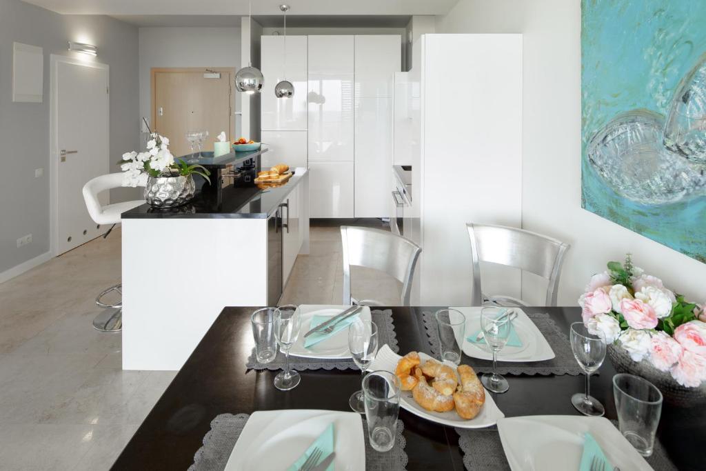 Kuchyňa alebo kuchynka v ubytovaní Apartament Playa Baltis 66 z widokiem na morze
